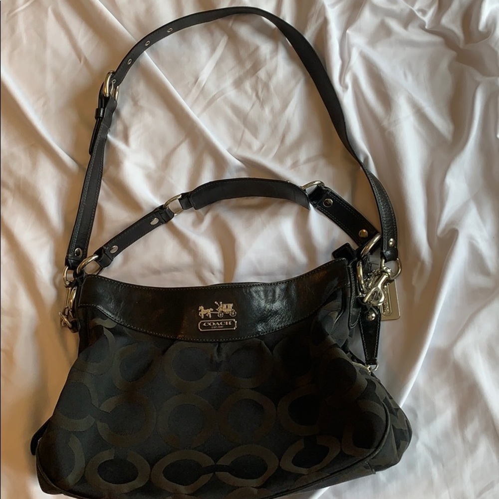 Black coach purse (Medium)